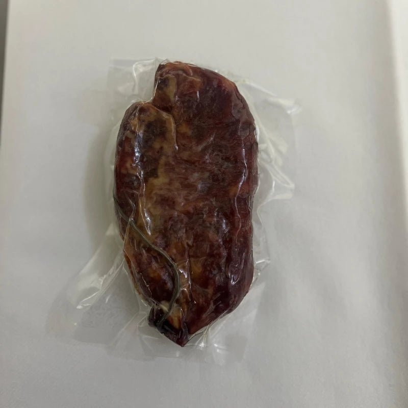 Immagine di Soppressata dolce calabrese Faanfood, confezionata in formato da 300/350g. Salume calabrese autentico e artigianale, preparato con ingredienti selezionati e senza conservanti, che racchiude i sapori tradizionali della Calabria in un prodotto genuino e dal gusto unico.